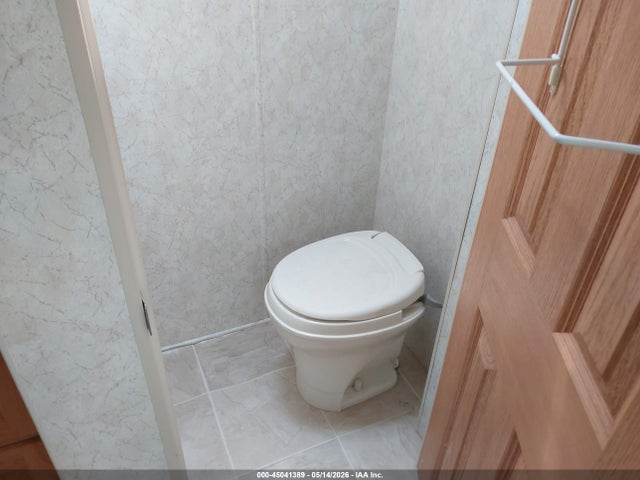 45041389 :رقم المزاد ، 1KB3A1J2X5E151427 vin ، 2005 Holiday Rambler 30ft مزاد بيع