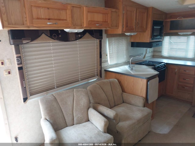 45041389 :رقم المزاد ، 1KB3A1J2X5E151427 vin ، 2005 Holiday Rambler 30ft مزاد بيع