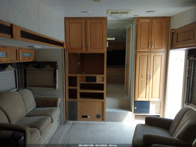 45041389 :رقم المزاد ، 1KB3A1J2X5E151427 vin ، 2005 Holiday Rambler 30ft مزاد بيع