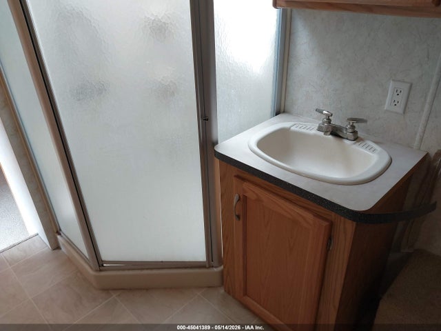 45041389 :رقم المزاد ، 1KB3A1J2X5E151427 vin ، 2005 Holiday Rambler 30ft مزاد بيع