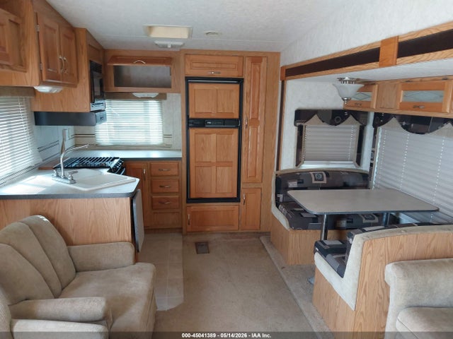 45041389 :رقم المزاد ، 1KB3A1J2X5E151427 vin ، 2005 Holiday Rambler 30ft مزاد بيع