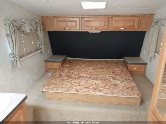 45041389 :رقم المزاد ، 1KB3A1J2X5E151427 vin ، 2005 Holiday Rambler 30ft مزاد بيع
