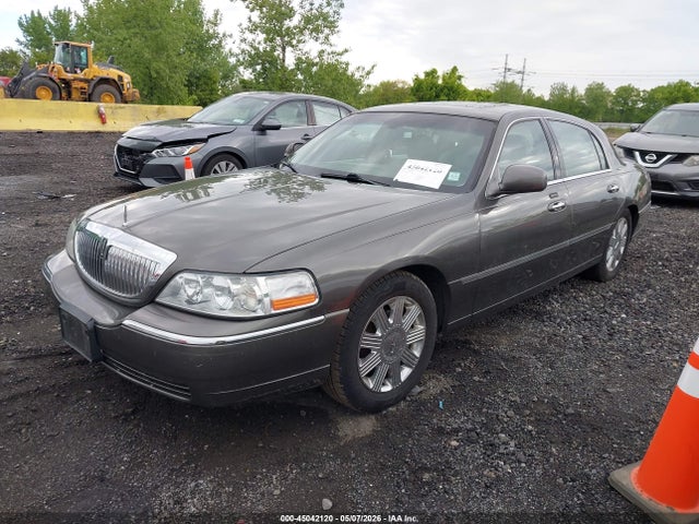 Продажа на аукционе авто 2004 Lincoln Town Car Ultimate, vin: 1LNHM83W74Y660822, номер лота: 45042120