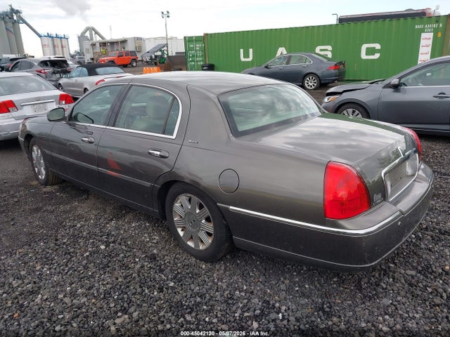 Продажа на аукционе авто 2004 Lincoln Town Car Ultimate, vin: 1LNHM83W74Y660822, номер лота: 45042120