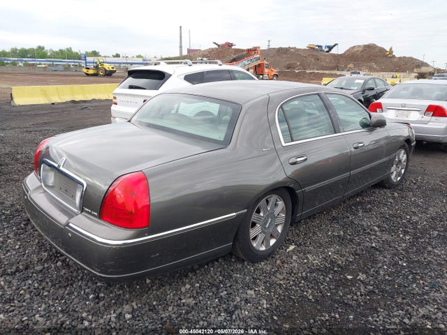 Продажа на аукционе авто 2004 Lincoln Town Car Ultimate, vin: 1LNHM83W74Y660822, номер лота: 45042120