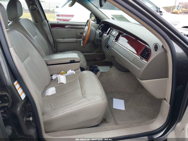 Продажа на аукционе авто 2004 Lincoln Town Car Ultimate, vin: 1LNHM83W74Y660822, номер лота: 45042120