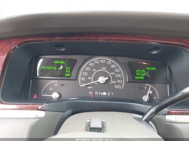 Продажа на аукционе авто 2004 Lincoln Town Car Ultimate, vin: 1LNHM83W74Y660822, номер лота: 45042120