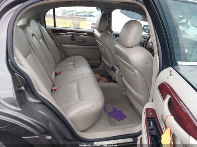 Продажа на аукционе авто 2004 Lincoln Town Car Ultimate, vin: 1LNHM83W74Y660822, номер лота: 45042120