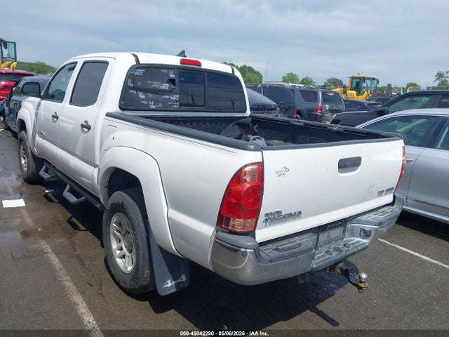 45042290 :رقم المزاد ، 5TFLU4EN5FX117814 vin ، 2015 Toyota Tacoma Base V6 مزاد بيع