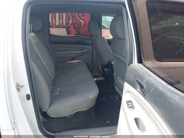 45042290 :رقم المزاد ، 5TFLU4EN5FX117814 vin ، 2015 Toyota Tacoma Base V6 مزاد بيع