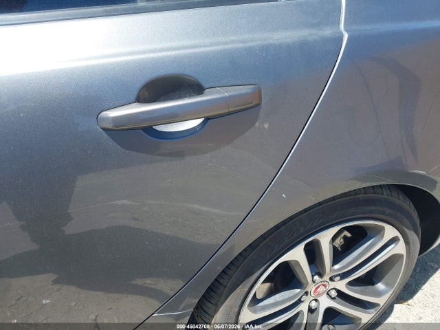 45042708 :رقم المزاد ، SAJAD4BV3HA956167 vin ، 2017 Jaguar Xe 35t Premium مزاد بيع