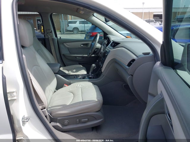 45043788 :رقم المزاد ، 1GNKRHKD9FJ273106 vin ، 2015 Chevrolet Traverse 2lt مزاد بيع