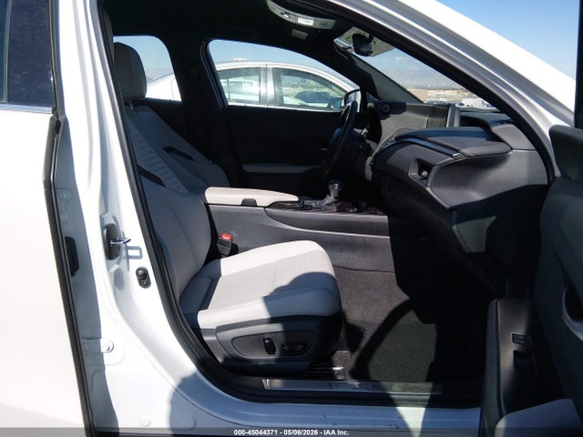 Lexus UX 200 2022 JTHX3JBH9N2046970 Image 5