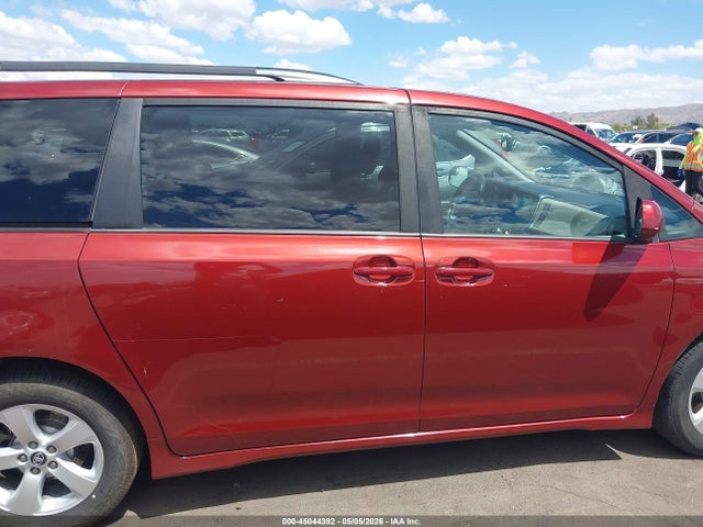 5TDKZ3DC4KS009918 Toyota Sienna Le 8 Passenger