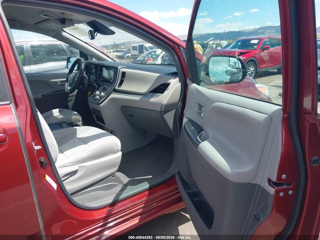 5TDKZ3DC4KS009918 Toyota Sienna Le 8 Passenger