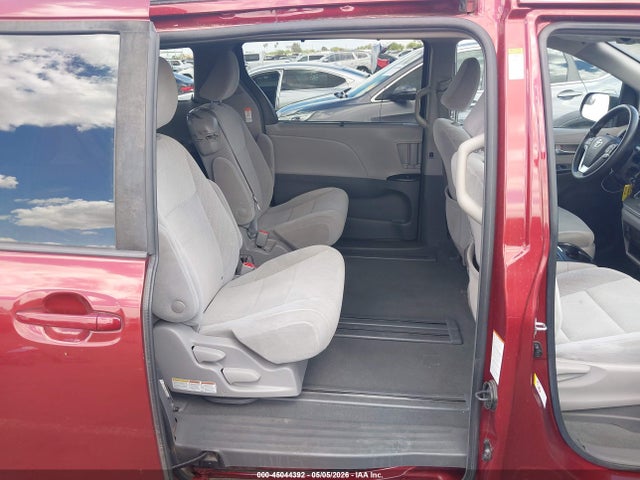 5TDKZ3DC4KS009918 Toyota Sienna Le 8 Passenger