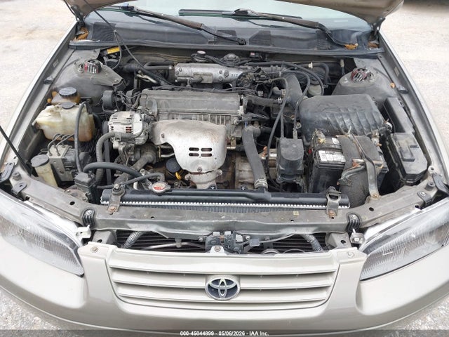 45044899 :رقم المزاد ، 4T1BG28KXXU498289 vin ، 1999 Toyota Camry Le مزاد بيع