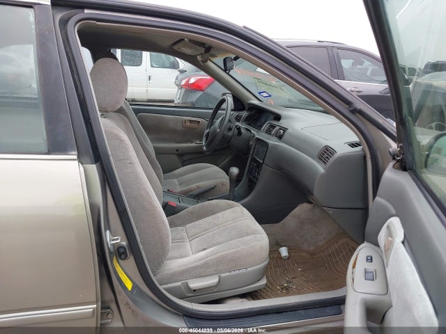 45044899 :رقم المزاد ، 4T1BG28KXXU498289 vin ، 1999 Toyota Camry Le مزاد بيع