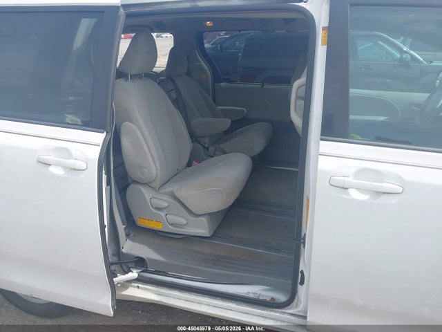 45045979 :رقم المزاد ، 5TDKK3DC7DS346512 vin ، 2013 Toyota Sienna Le V6 8 Passenger مزاد بيع