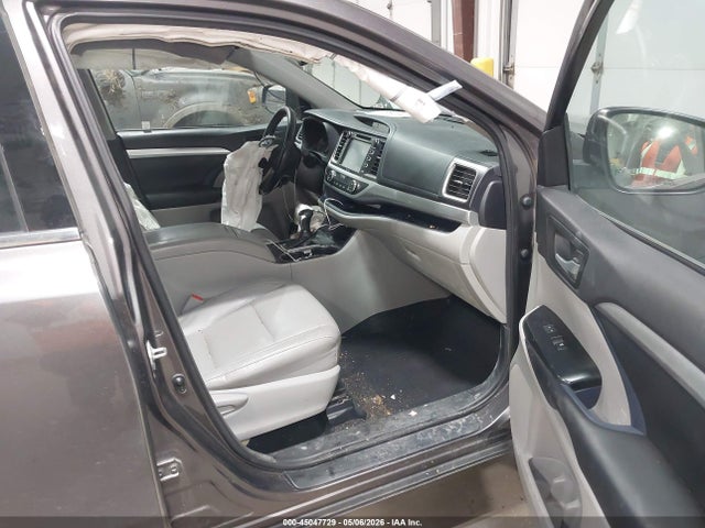 Продажа на аукционе авто 2015 Toyota Highlander Xle V6, vin: 5TDJKRFH9FS166877, номер лота: 45047729