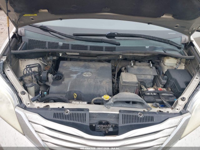2015 Toyota Sienna Le 8 Passenger მანქანა იყიდება აუქციონზე, vin: 5TDKK3DCXFS583739, აუქციონის ნომერი: 45047839