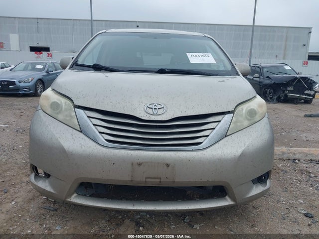 2015 Toyota Sienna Le 8 Passenger მანქანა იყიდება აუქციონზე, vin: 5TDKK3DCXFS583739, აუქციონის ნომერი: 45047839