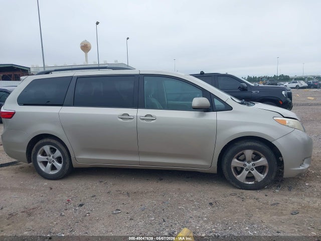 2015 Toyota Sienna Le 8 Passenger მანქანა იყიდება აუქციონზე, vin: 5TDKK3DCXFS583739, აუქციონის ნომერი: 45047839