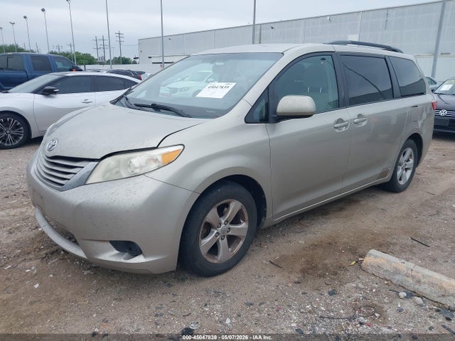 2015 Toyota Sienna Le 8 Passenger მანქანა იყიდება აუქციონზე, vin: 5TDKK3DCXFS583739, აუქციონის ნომერი: 45047839