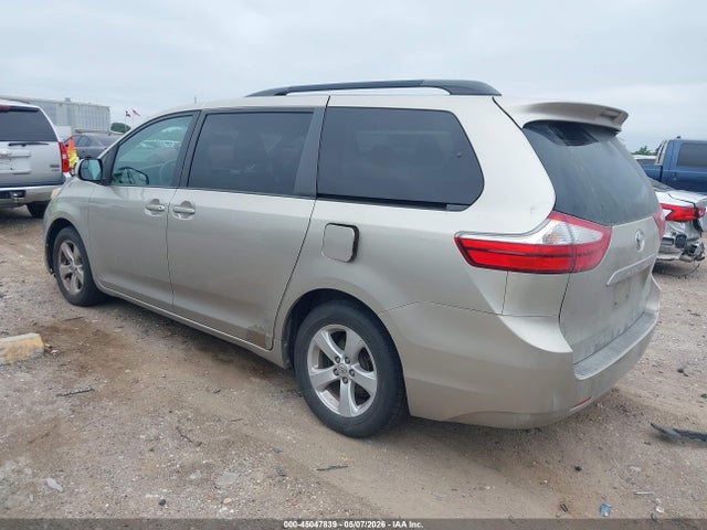 2015 Toyota Sienna Le 8 Passenger მანქანა იყიდება აუქციონზე, vin: 5TDKK3DCXFS583739, აუქციონის ნომერი: 45047839