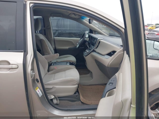2015 Toyota Sienna Le 8 Passenger მანქანა იყიდება აუქციონზე, vin: 5TDKK3DCXFS583739, აუქციონის ნომერი: 45047839