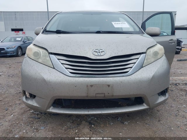 2015 Toyota Sienna Le 8 Passenger მანქანა იყიდება აუქციონზე, vin: 5TDKK3DCXFS583739, აუქციონის ნომერი: 45047839