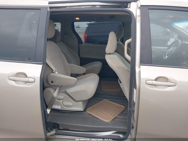 2015 Toyota Sienna Le 8 Passenger მანქანა იყიდება აუქციონზე, vin: 5TDKK3DCXFS583739, აუქციონის ნომერი: 45047839