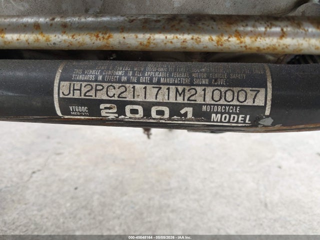 45048164 :رقم المزاد ، JH2PC21171M210007 vin ، 2001 Honda Vt600 C مزاد بيع