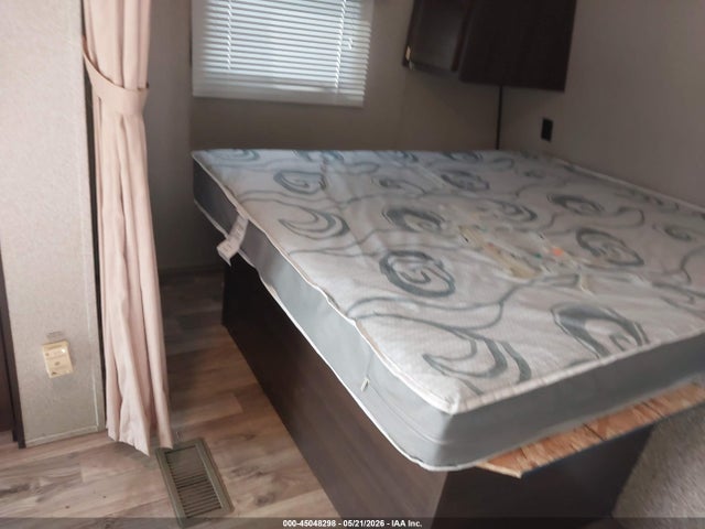 45048298 :رقم المزاد ، 4YDT20222J3154423 vin ، 2018 Keystone Springdale مزاد بيع
