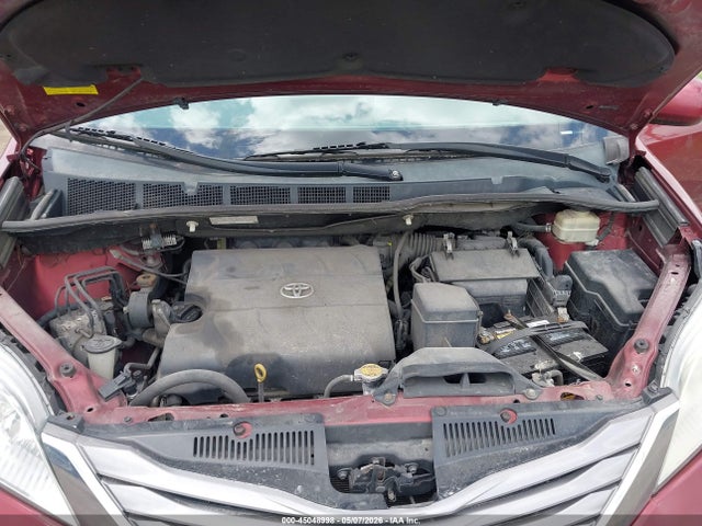 45048998 :رقم المزاد ، 5TDYK3DC7FS636388 vin ، 2015 Toyota Sienna Xle 8 Passenger مزاد بيع