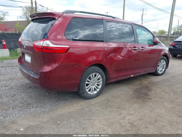 45048998 :رقم المزاد ، 5TDYK3DC7FS636388 vin ، 2015 Toyota Sienna Xle 8 Passenger مزاد بيع