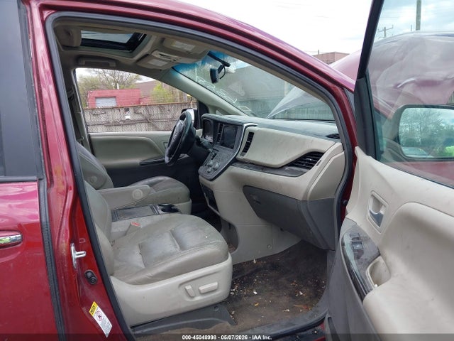 45048998 :رقم المزاد ، 5TDYK3DC7FS636388 vin ، 2015 Toyota Sienna Xle 8 Passenger مزاد بيع