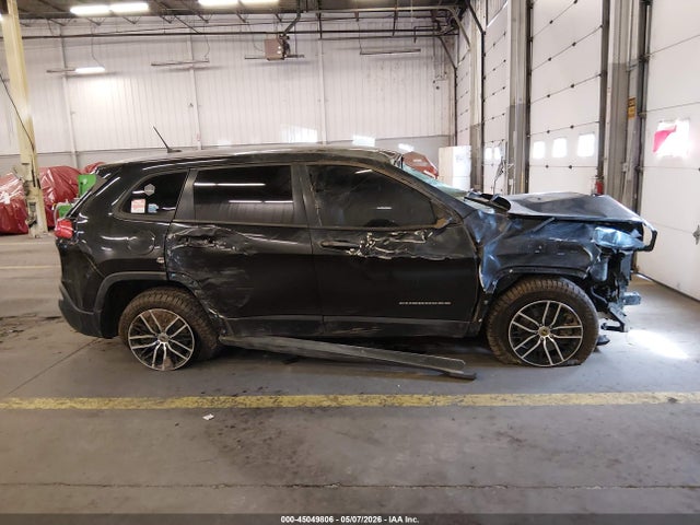 1C4PJMAB8FW792097 Jeep Cherokee Sport