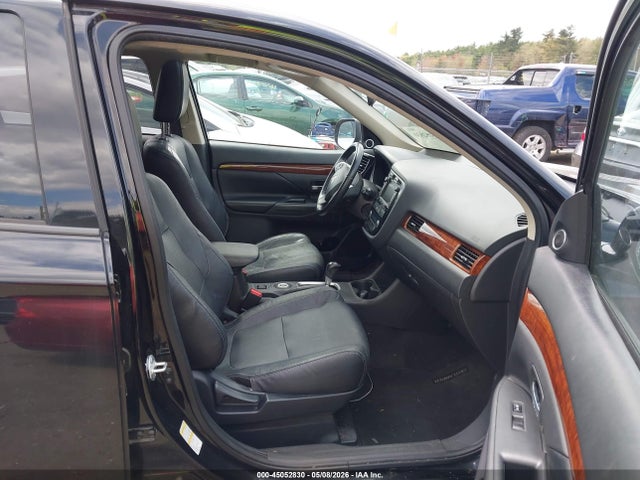 JA4AZ3A33EZ006683 Mitsubishi Outlander Se