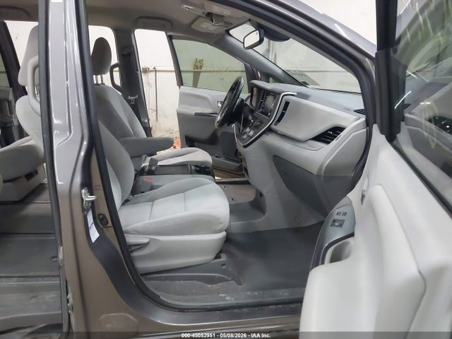 45052951 :رقم المزاد ، 5TDJZ3DC9LS242545 vin ، 2020 Toyota Sienna Le مزاد بيع