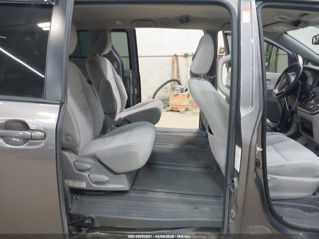 45052951 :رقم المزاد ، 5TDJZ3DC9LS242545 vin ، 2020 Toyota Sienna Le مزاد بيع