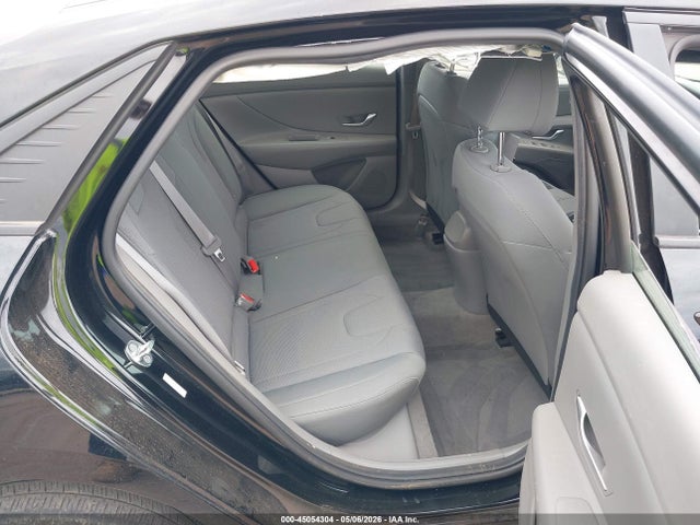 KMHLL4AG1PU432084 Hyundai ELANTRA SE