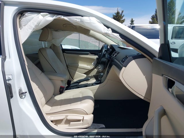 45054749 :رقم المزاد ، 1VWDT7A3XHC052981 vin ، 2017 Volkswagen Passat 1.8t R-line مزاد بيع