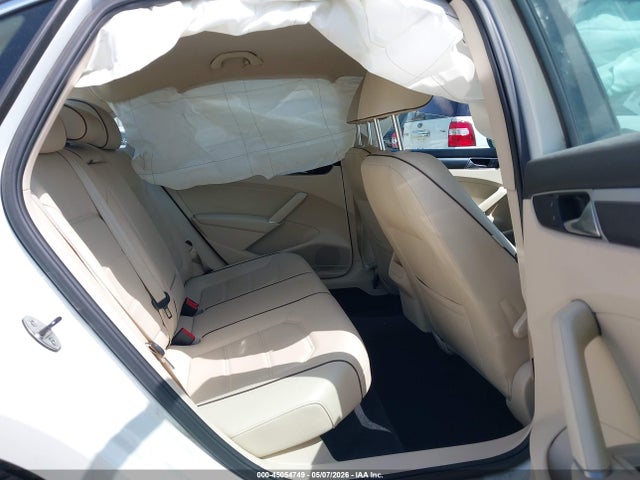45054749 :رقم المزاد ، 1VWDT7A3XHC052981 vin ، 2017 Volkswagen Passat 1.8t R-line مزاد بيع