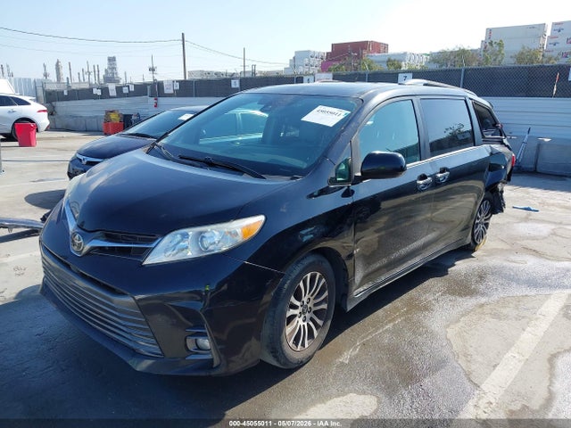 5TDYZ3DC0JS909756 Toyota Sienna Xle 8 Passenger