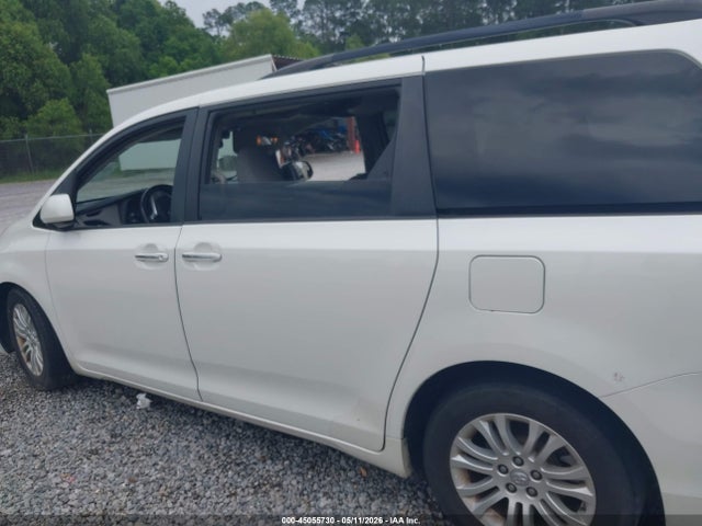 5TDYZ3DC8HS806806 Toyota Sienna Xle 8 Passenger