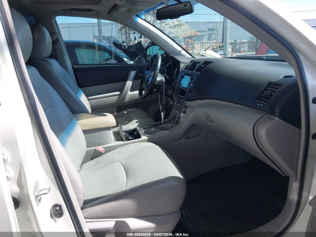 2013 Toyota Highlander Se V6 მანქანა იყიდება აუქციონზე, vin: 5TDBK3EH0DS247931, აუქციონის ნომერი: 45055829