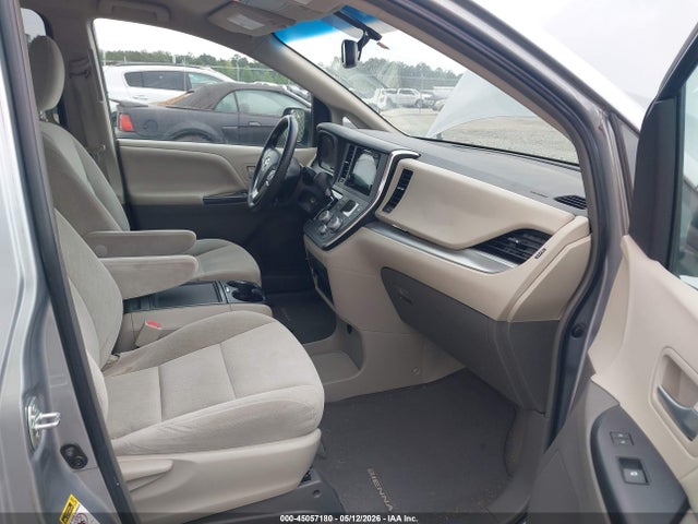 45057180 :رقم المزاد ، 5TDKK3DC2FS602123 vin ، 2015 Toyota Sienna Le 8 Passenger مزاد بيع