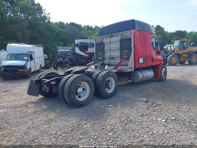 45057598 :رقم المزاد ، 3AKJGHDV8FSGJ1745 vin ، 2015 Freightliner Cascadia 113 مزاد بيع