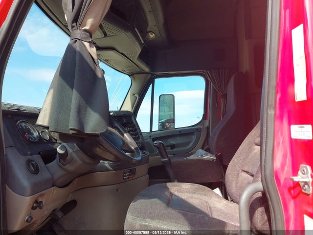 45057598 :رقم المزاد ، 3AKJGHDV8FSGJ1745 vin ، 2015 Freightliner Cascadia 113 مزاد بيع